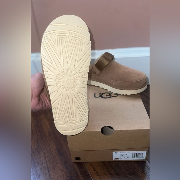 UGG clog - Picture 2 of 3